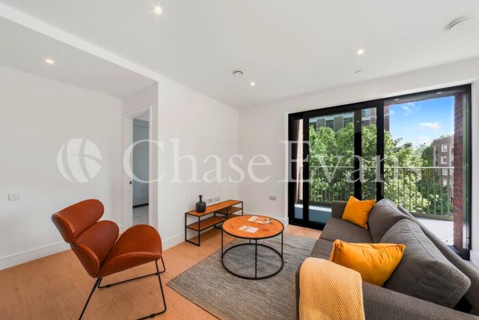 2 Bedroom Flat To Rent In Heygate Street, Elephant And Castle, London, SE17