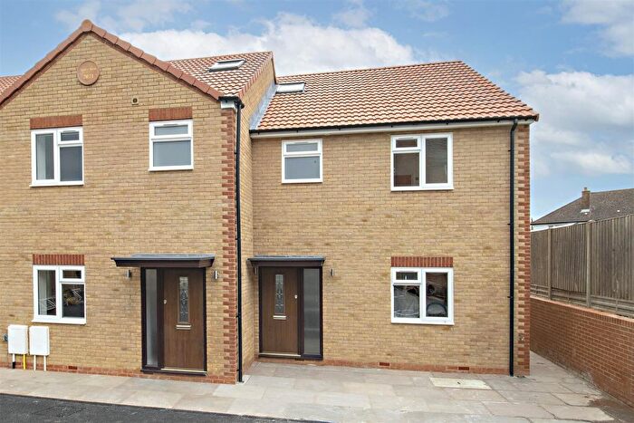4 Bedroom End Of Terrace House To Rent In Grantham Green, Borehamwood, WD6