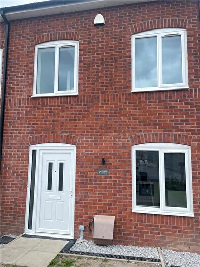 3 Bedroom Semi-Detached House To Rent In Hillside Close, Hyde, SK14