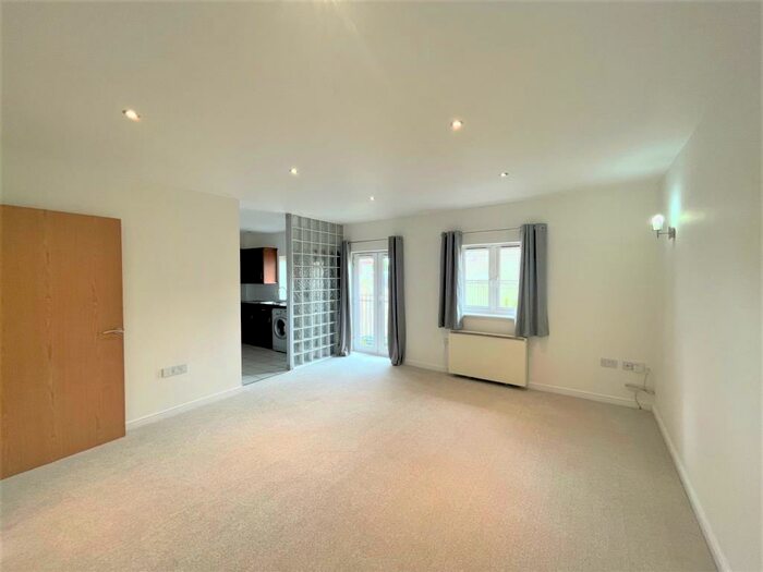 2 Bedroom Apartment To Rent In Newbury, Berkshire, RG14