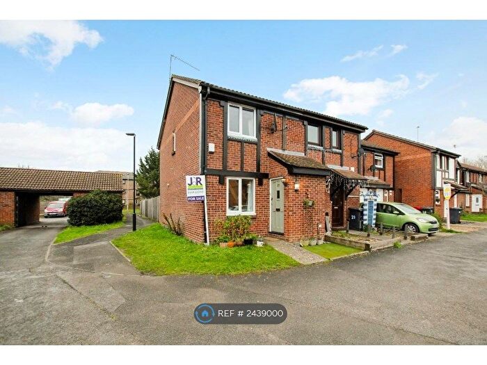 3 Bedroom End Of Terrace House To Rent In Amerden Way, Slough, SL1