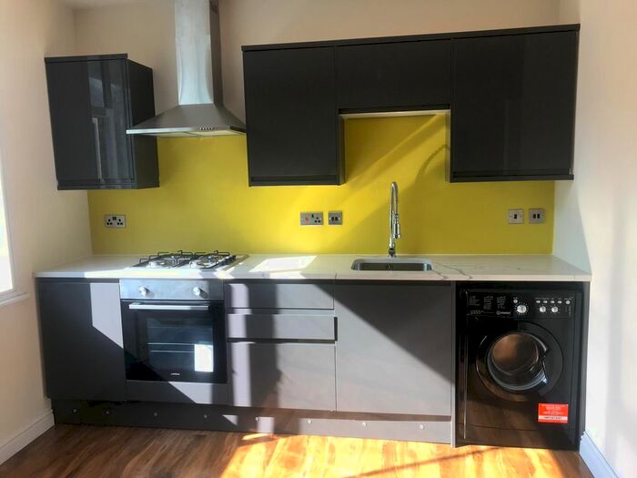 3 Bedroom Flat To Rent In Spur Road, Isleworth, TW7