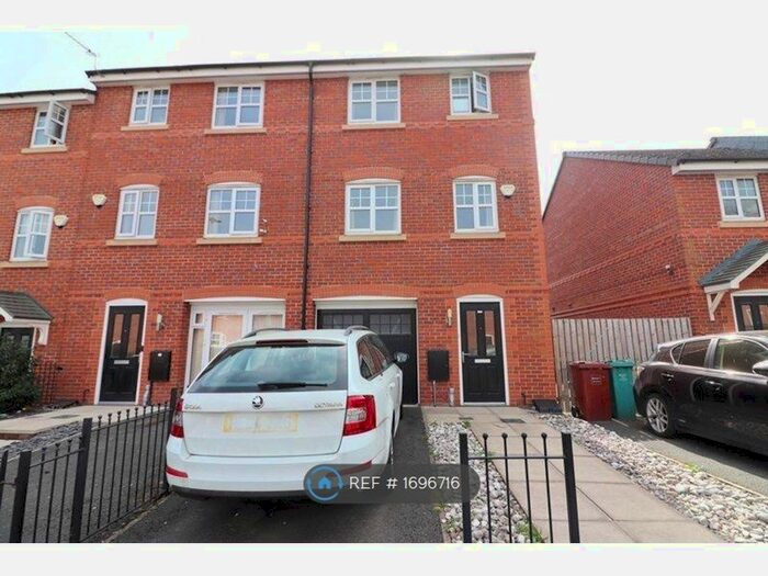 4 Bedroom Semi-Detached House To Rent In Crumpsall, Manchester, M8