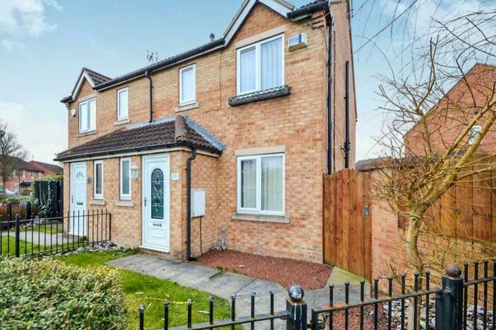 3 Bedroom Semi-Detached House To Rent In Lakeside Grove, Hull, Yorkshire, HU4