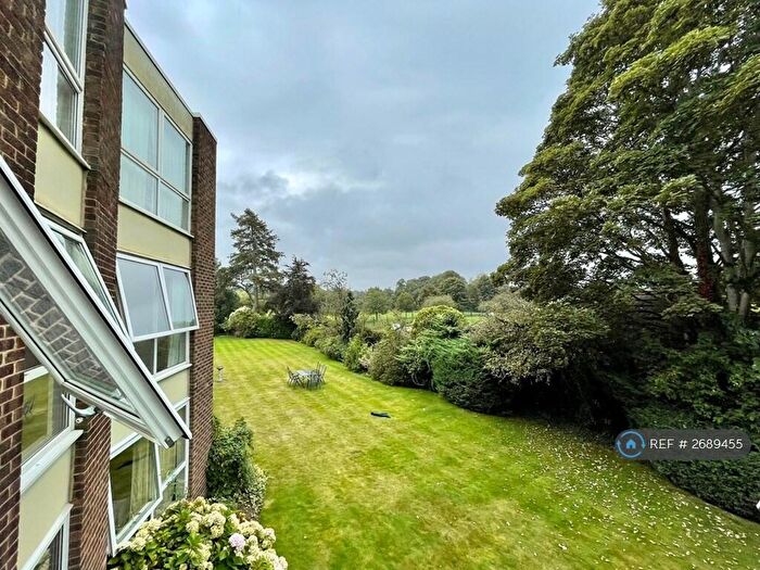 2 Bedroom Flat To Rent In Parkside Court, Weybridge, KT13