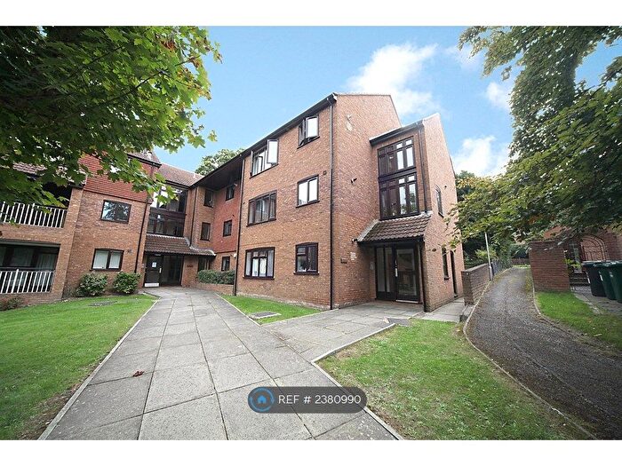 2 Bedroom Flat To Rent In Woodhouse Eaves, Northwood, HA6