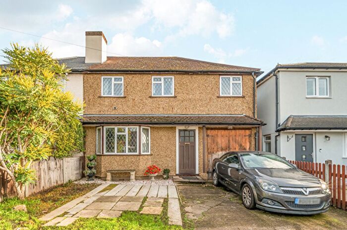 4 Bedroom Semi Detached House For Sale In Walton-On-Thames, Surrey, KT12