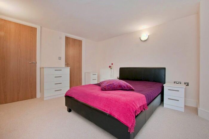 1 Bedroom Flat To Rent In Castletown Road, West Kensington, W14
