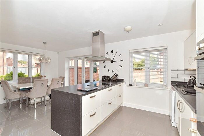 4 Bedroom Detached House For Sale In Abingdon Close, Laindon, Basildon, Essex, SS15