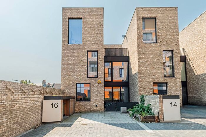 3 Bedroom Mews For Sale In Cyrus Field Street, London, SE10