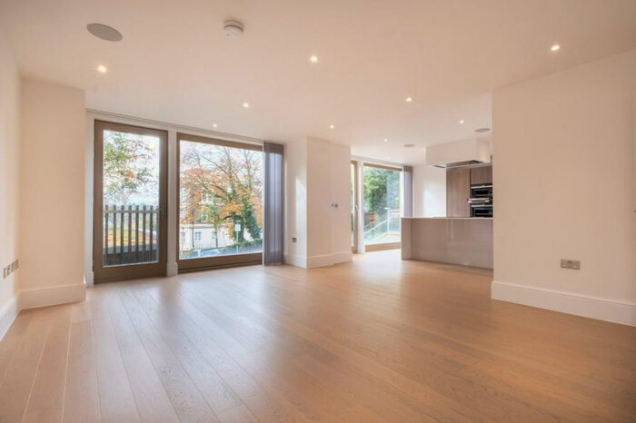 3 Bedroom Flat To Rent In College Road, London, SE21