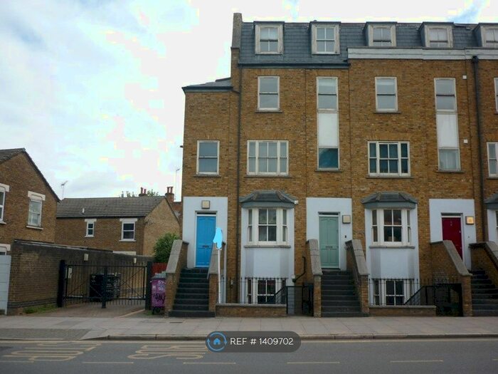 2 Bedroom Flat To Rent In Grove Road, London, E3