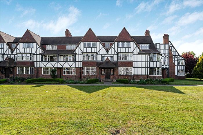 2 Bedroom Flat For Sale In Oxford Court, Queens Drive, London, W3
