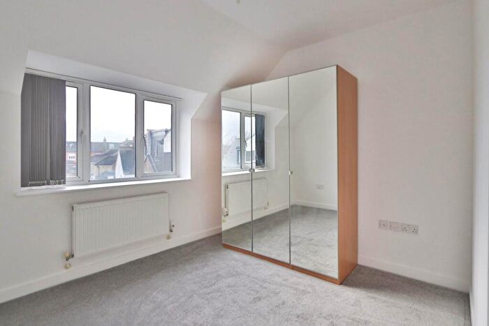 1 Bedroom Flat To Rent In Emerson Mews, New Malden, KT3