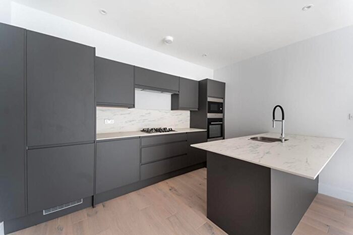 2 Bedroom Flat To Rent In Garth Road, London, W4