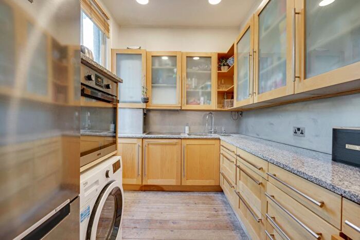 2 Bedroom Flat To Rent In Graham Road, Hackney, E8