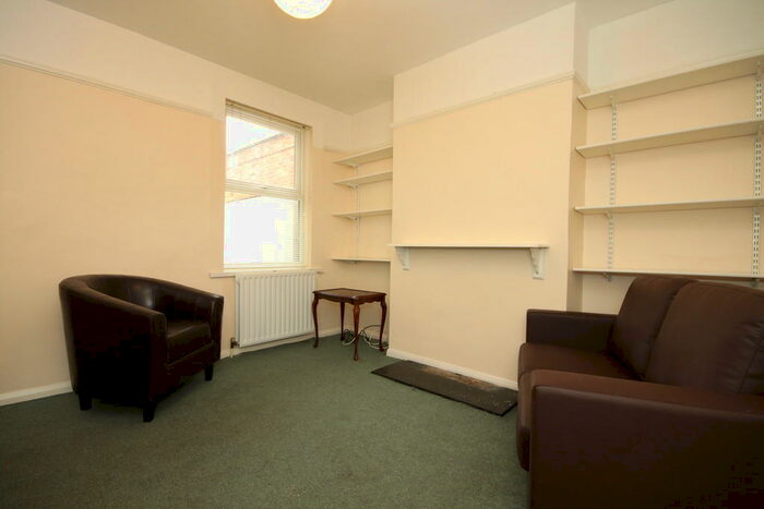 3 Bedroom Semi-Detached House To Rent In East Oxford Epc Rating E, OX4