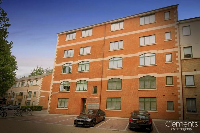 1 Bedroom Flat To Rent In Corner Hall, Hemel Hempstead, HP3