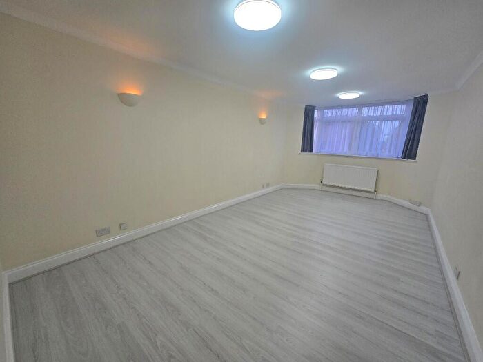 3 Bedroom Flat To Rent In Woodberry Gardens, London, N12