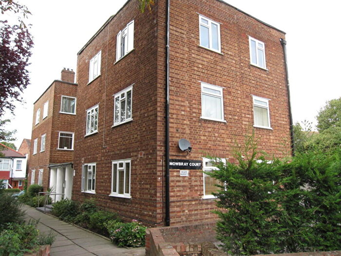 2 Bedroom Apartment To Rent In Mowbray Court - Ewart Grove, N22