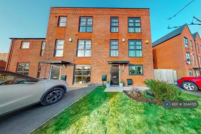 5 Bedroom Semi-Detached House To Rent In Lower Vickers Street, Manchester, M40