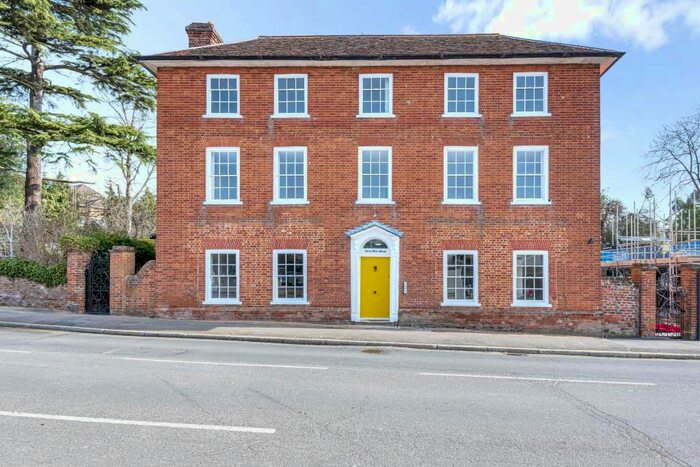 4 Bedroom Flat To Rent In Bagshot, Surrey Heath, GU19