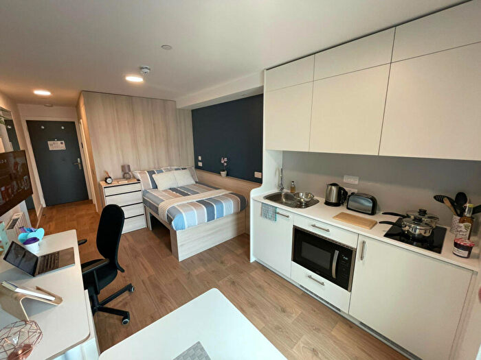 1 Bedroom Private Hall To Rent In High Street, Southampton, SO14