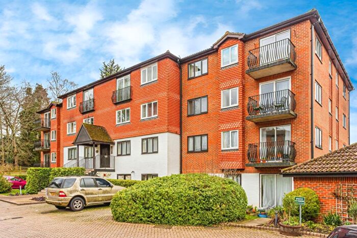 2 Bedroom Flat For Sale In Great Heathmead, Haywards Heath, RH16