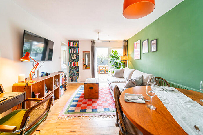 1 Bedroom Apartment For Sale In Vulcan Way, Islington, London, N7