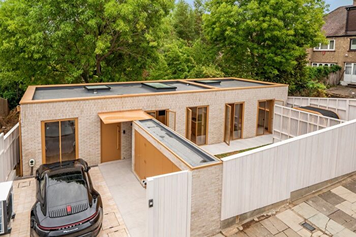 2 Bedroom Bungalow To Rent In Friary Way, London, N12