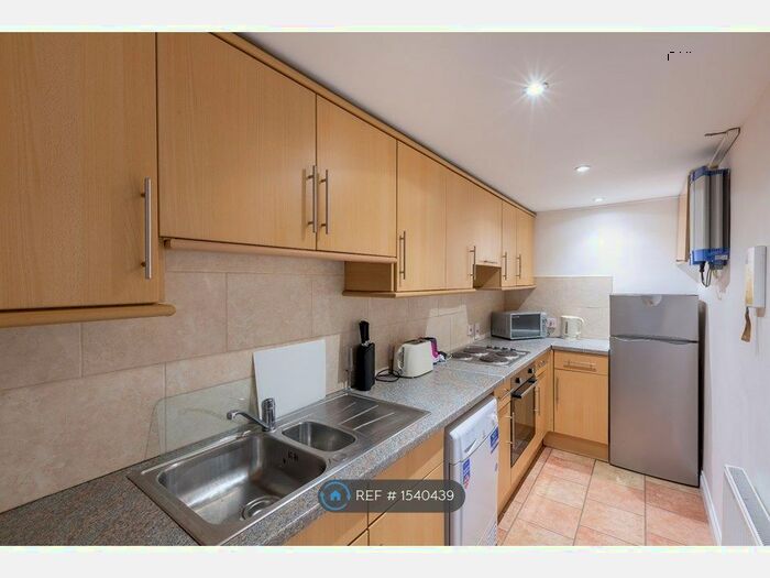 8 Bedroom Terraced House To Rent In Archery Road, Leeds, LS2