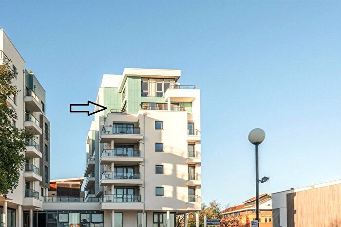2 Bedroom Flat For Sale In Maritime Walk, Southampton, Hampshire, SO14