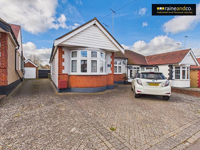 2 Bedroom Bungalow For Sale In Sherwood Avenue, Potters Bar, EN6