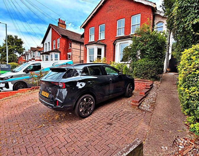 2 Bedroom Maisonette To Rent In Crescent Road, Warley, Essex, CM14