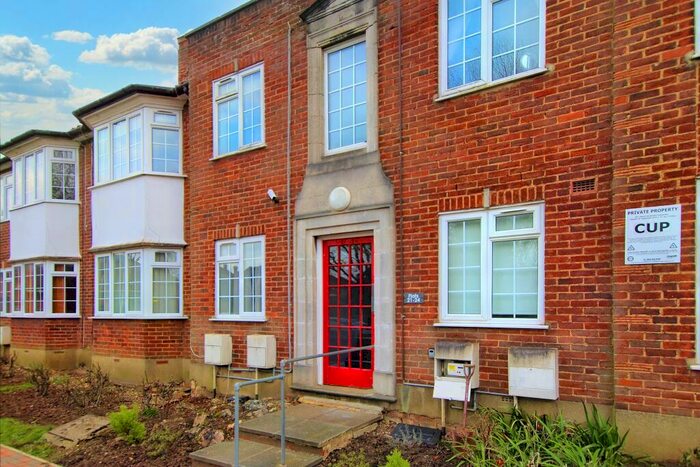 2 Bedroom Flat To Rent In The Grange, (), Whetstone, N20