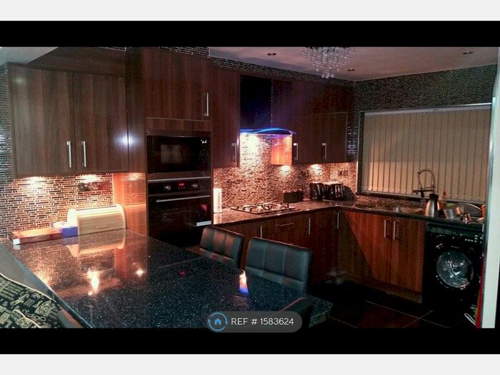 2 Bedroom Flat To Rent In Cranford Lane, Hayes, UB3