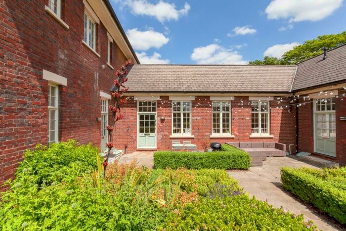 2 Bedroom Apartment To Rent In The Parade, Garden Quarter, OX27