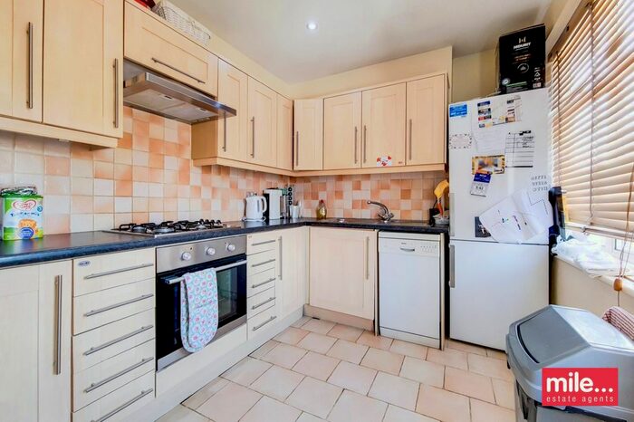 3 Bedroom Flat To Rent In Bridge Lane, Golders Green, London, NW11