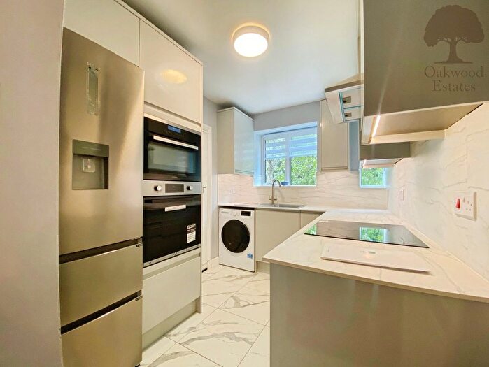 2 Bedroom Flat To Rent In Courtlands, Maidenhead, SL6