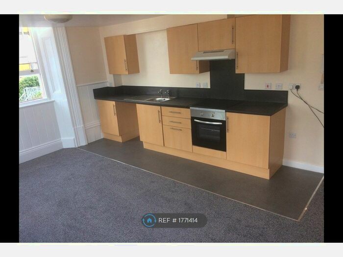 2 Bedroom Flat To Rent In Dimond Street, Pembroke Dock, SA72
