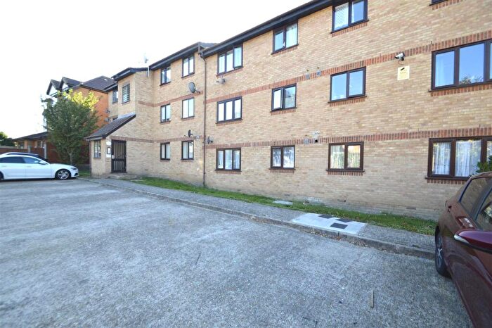 2 Bedroom Apartment For Sale In Avenue Road, Chadwell Heath, Romford, RM6