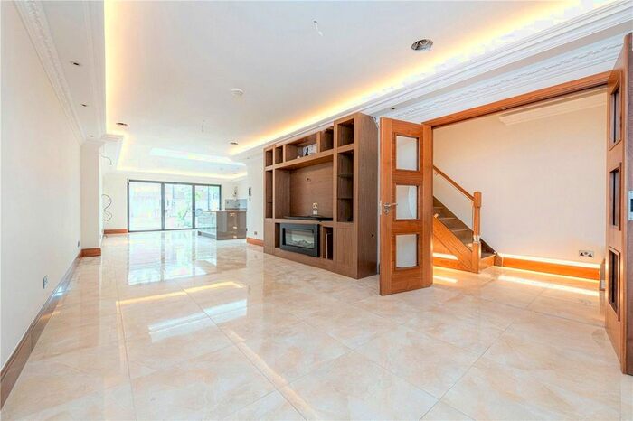 4 Bedroom Detached House To Rent In The Green, London, W3