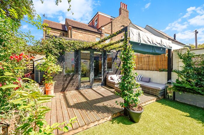 2 Bedroom Flat For Sale In Trinity Road, Wandsworth, SW17