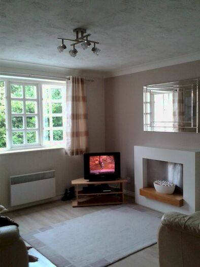 2 Bedroom Flat To Rent In Hurworth Avenue, Slough, SL3