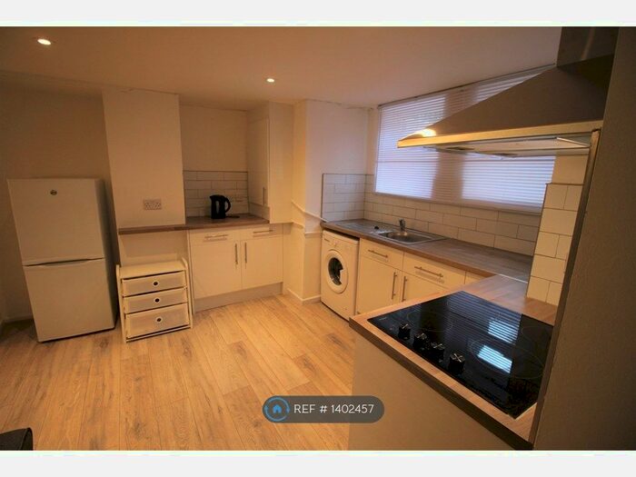 3 Bedroom Semi-Detached House To Rent In Lumley Walk, Leeds, LS4