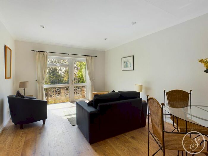 2 Bedroom Flat To Rent In Woodlea Court, Alwoodley, Leeds, LS17