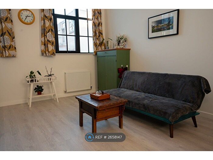 2 Bedroom Flat To Rent In Truscon House, Hayes, UB3