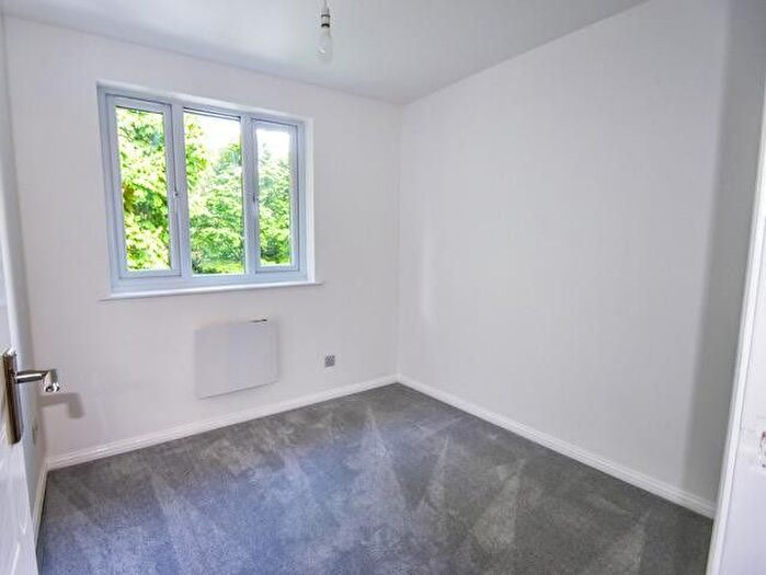 2 Bedroom Flat To Rent In Alexandra Gardens, Woking, GU21