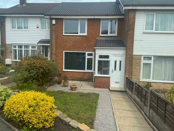 3 Bedroom Town House To Rent In Harewood Drive, Oldham, OL2