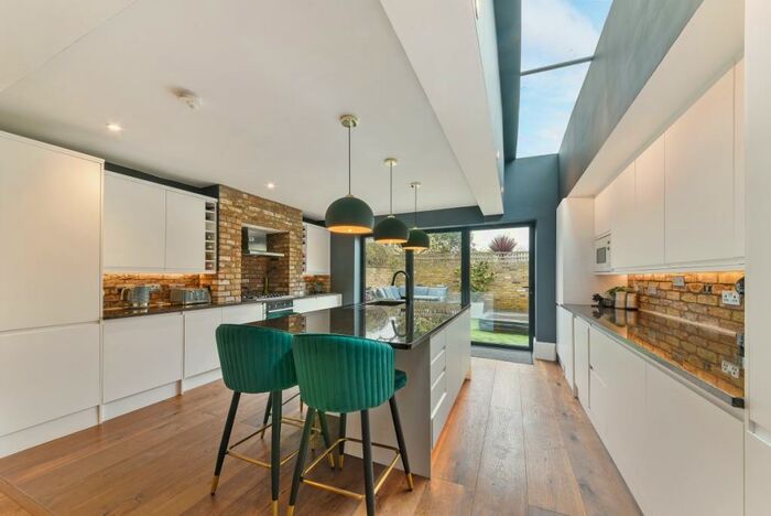 3 Bedroom Terraced House To Rent In Railton Road London, SE24